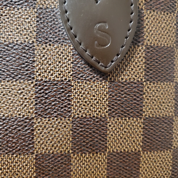 Louis Vuitton Neverfull MM in Cherry Interior - Picture 13 of 16